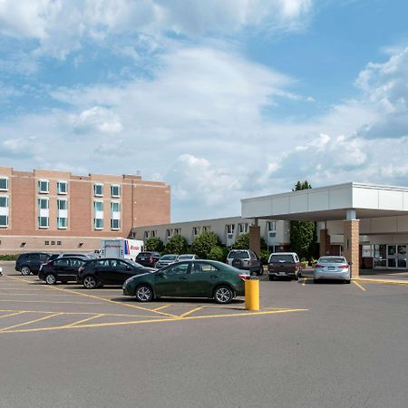 Clarion Hotel & Suites Brandon Exterior foto