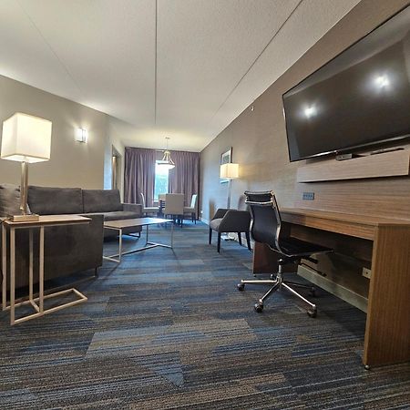 Clarion Hotel & Suites Brandon Exterior foto