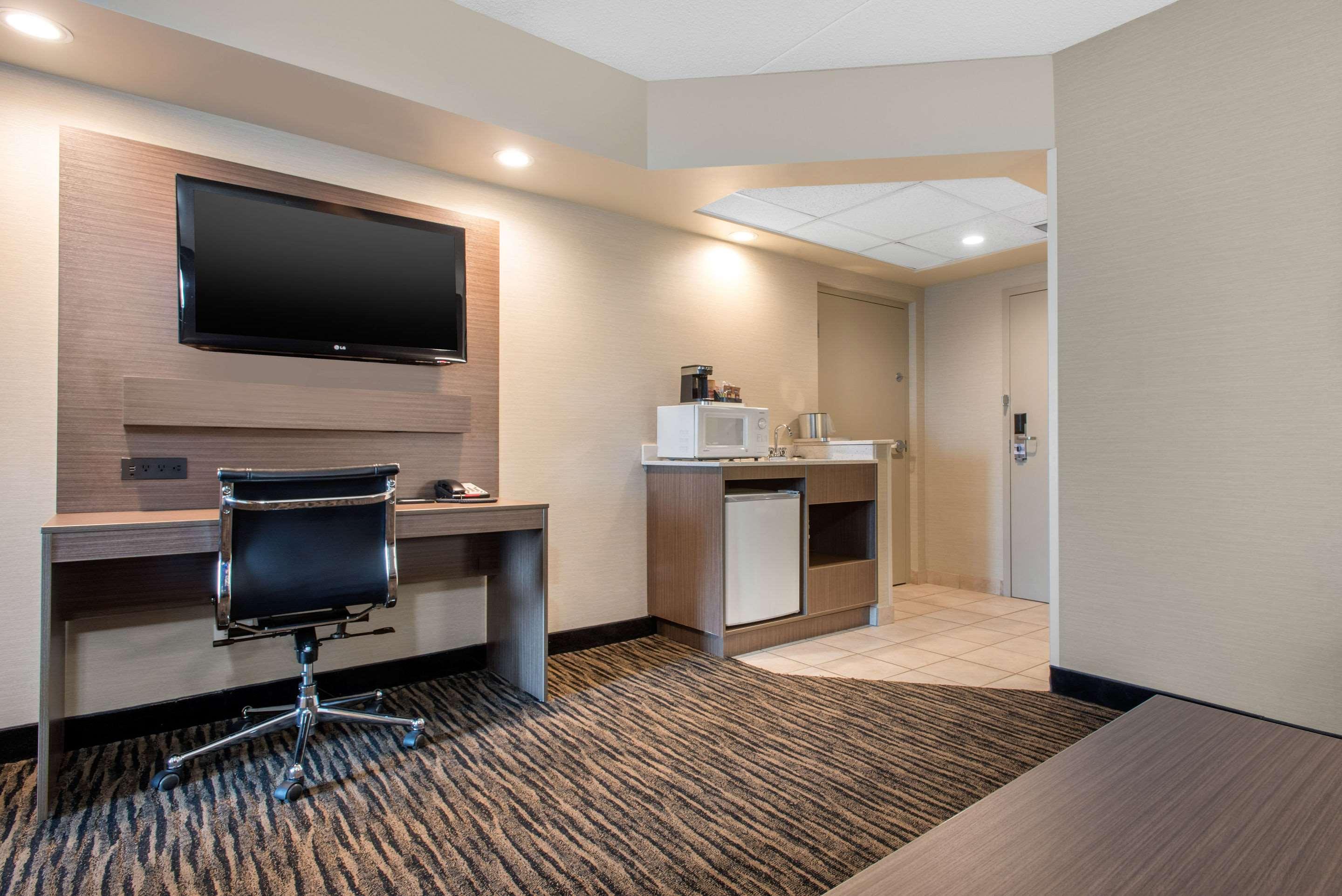 Clarion Hotel & Suites Brandon Exterior foto