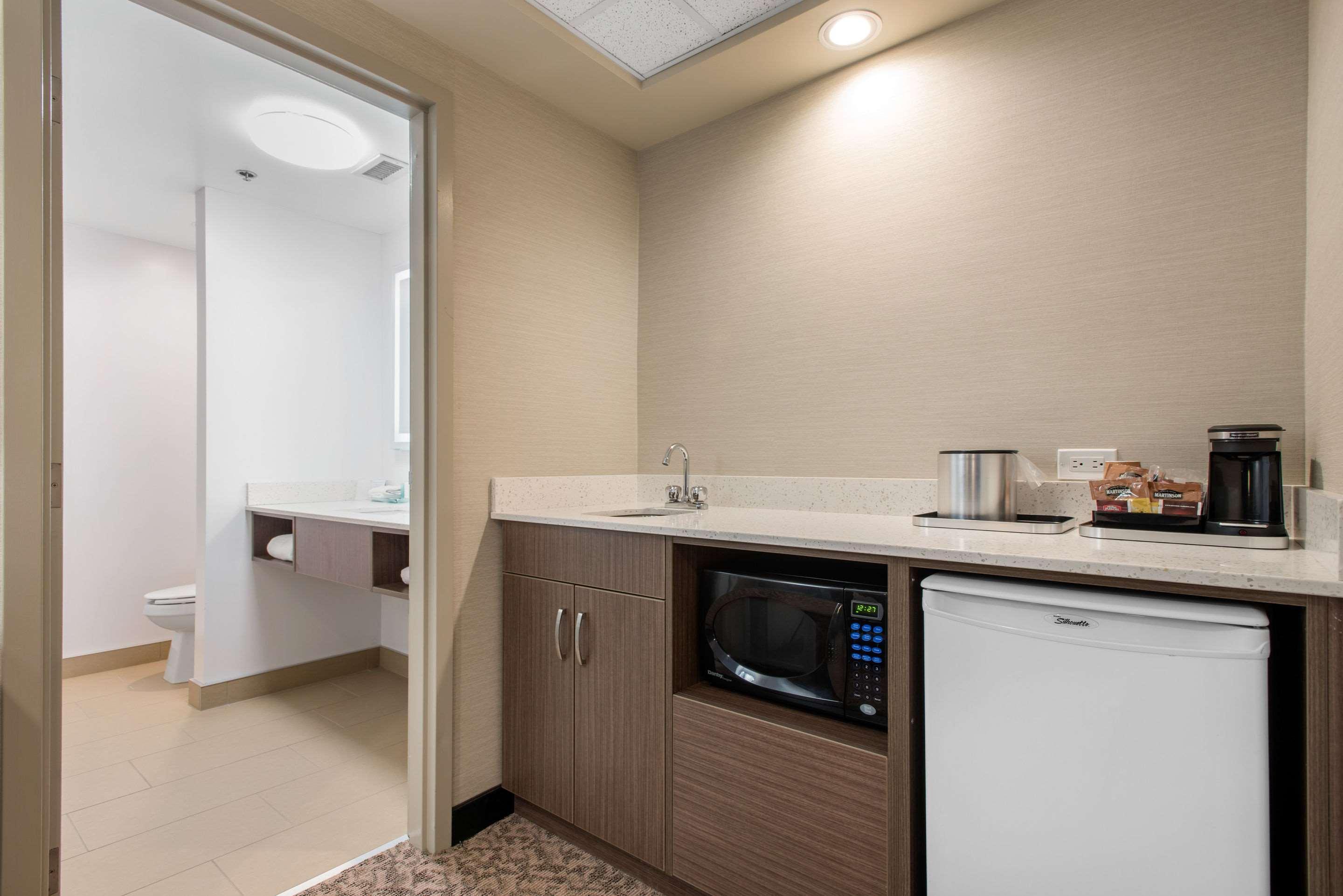 Clarion Hotel & Suites Brandon Exterior foto