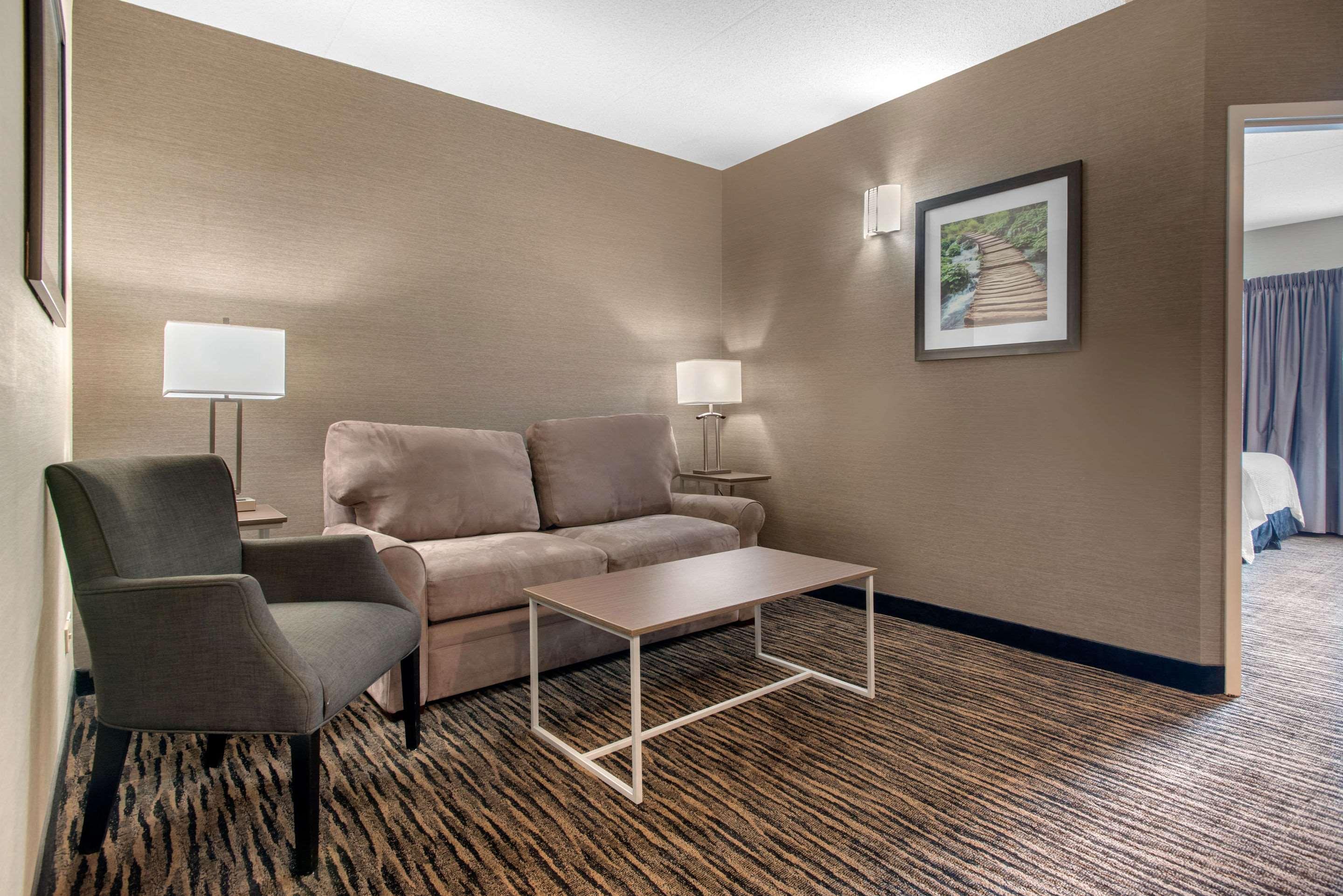 Clarion Hotel & Suites Brandon Exterior foto