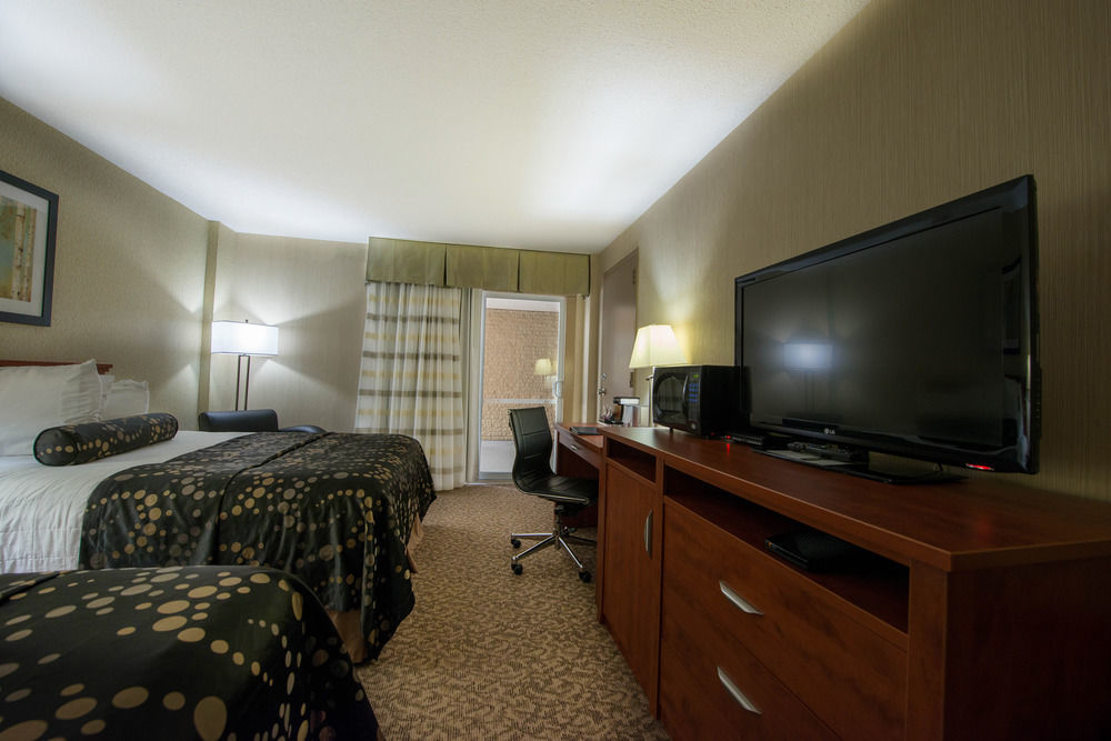 Clarion Hotel & Suites Brandon Exterior foto