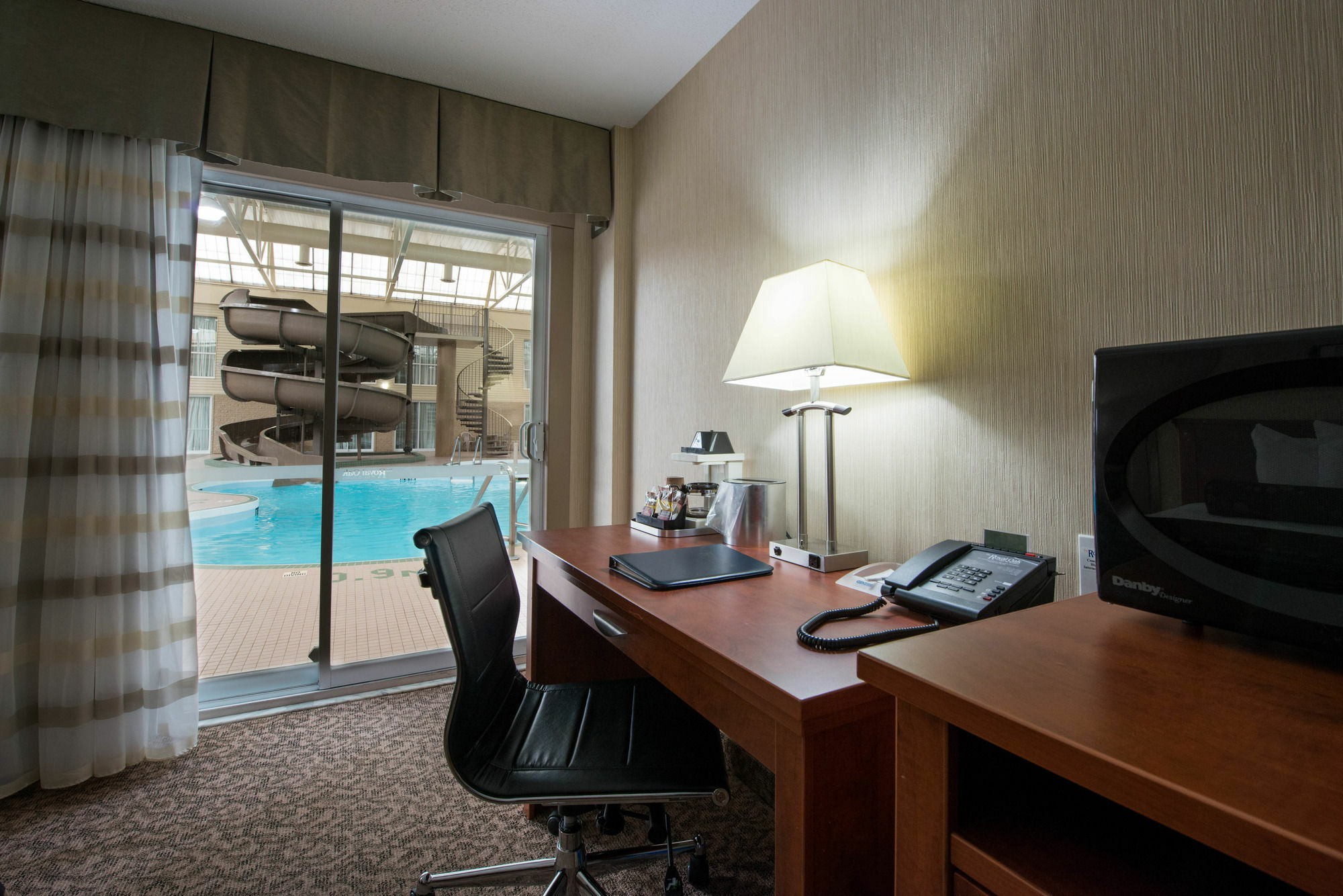 Clarion Hotel & Suites Brandon Exterior foto